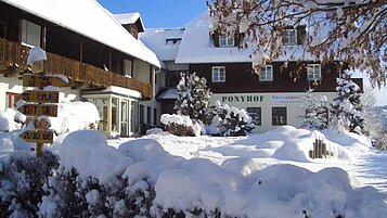 Das Familienhotel Der Ponyhof Steiermark im Winter.