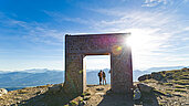 Kaernten als Ausflugsziel im Sommer. Das Granattor und Bergsteiger.