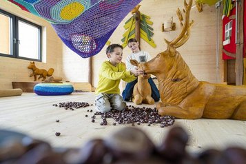 Der ErlebnisHof des Familienhotels Allgäuer Berghof im Allgäu Indoor-Spaß mit Kastanien und Holztieren