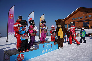 Die Kinder bekommen Urkunden vom Ski-Kurs im Familienhotel Sonne Bezau Vorarlberg.