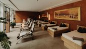 Liegen stehen im Ruheraum des Wellnessbereichs im Hotel Sonngastein im Salzburger Land für erholsame Auszeiten bereit.