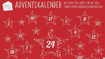 Roter Adventskalender des Familienhotels Landhaus zur Ohe mit weißen Sternen, die die Zahlen von 1 bis 24 tragen, und dem Hinweis, dass es für Kinder jeden Tag einen lieben Überraschungsbesuch gibt.