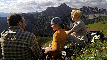 Familienzeit ist wichtig. Besonders genießen kann man dieses beim Wandern auf einem Berg mit ausreichend Pausen in Tirol.
