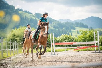 Mädchen beim Reiten im Landgut Furtherwirt mit Blick auf die Berge