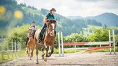 Mädchen beim Reiten im Landgut Furtherwirt mit Blick auf die Berge