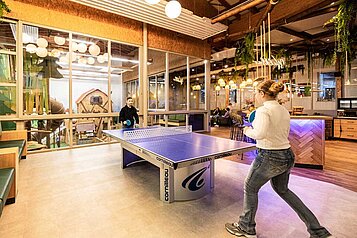 Teens spielen Tischtennis an der Bar des Familienhotels Sonnenpark im Sauerland.