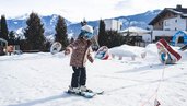 Kind lernt in der Skischule vor dem Familienhotel Amiamo in Zell am See das Skifahren