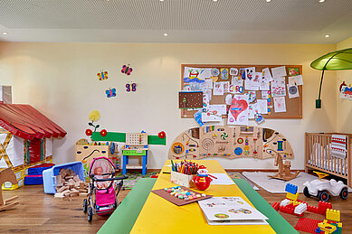 Happy-Club, Kinderbetreuung im Spielzimmer mit vielen Spielsachen im Familienhotel Hotel Tirolerhof an der Zugspitze.