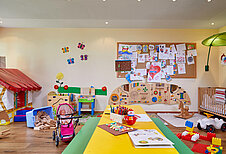 Happy-Club, Kinderbetreuung im Spielzimmer mit vielen Spielsachen im Familienhotel Hotel Tirolerhof an der Zugspitze.