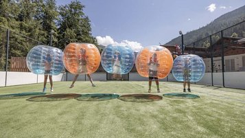 Kinder toben im Sommer auf dem Funcourt vom Galtenberg Family und Wellness Resort
