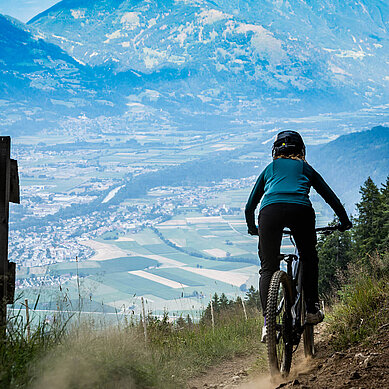 Der Bikepark in Tirol ist ein Naturspektakel. So eine Aussicht beim Radfahren bietet sich nicht oft. Ab auf's Bike und einen Ausflug machen.