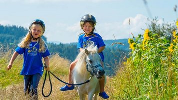 Ponyreiten im Freien durch die Weiden rund um das Familienhotel Ulrichshof im Bayerischen Wald