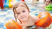 Mutter und Kleinkind planschen im Kinderpool des Familienhotels Deichkrone an der Nordsee.