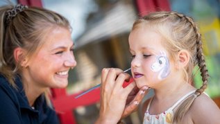Familienurlaub im Elldusresort im Erzgebirge heißt Spaß! Mädchen wird im Kinderprogramm geschminkt.