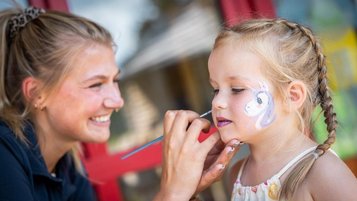 Familienurlaub im Elldusresort im Erzgebirge heißt Spaß! Mädchen wird im Kinderprogramm geschminkt.