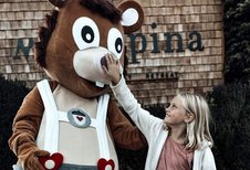 Kind begrüßt das Maskottchen vor dem Familienhotel Mia Alpina in Tirol.
