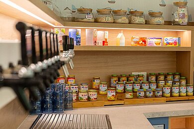 Babybuffet im Familienhotel Deichkrone mit einer Auswahl Gläschen, Breien und vielem Mehr
