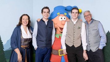 Die Gastgeberfamilie des Familienhotels Ramsi mit dem beliebten Maskottchen Ramsi.