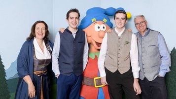Die Gastgeberfamilie des Familienhotels Ramsi mit dem beliebten Maskottchen Ramsi.