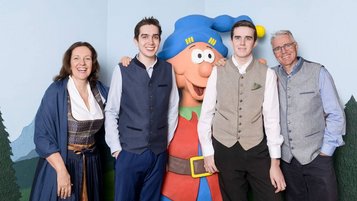 Die Gastgeberfamilie des Familienhotels Ramsi mit dem beliebten Maskottchen Ramsi.