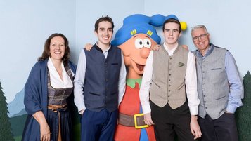 Die Gastgeberfamilie des Familienhotels Ramsi mit dem beliebten Maskottchen Ramsi.