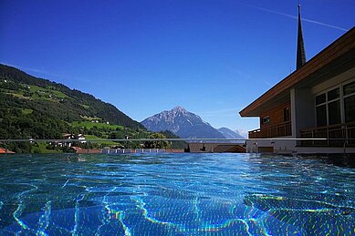Infinitypool mit Panoramablick im Kinderhotel Stefan im Pitztal.