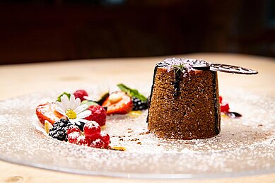 Frisches Dessert mit Früchten im Familienhotel Hotel Tirolerhof an der Zugspitze.
