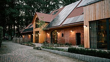 Blick von aussen auf die restaurierte Scheune im Landhaus Averbeck, die als Location für Veranstaltungen dient.