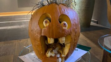 Ein zu einem lustigen Gesicht geschnitzter Kürbis für Halloween im Familienhotel Ulrichshof im Bayerischen Wald 