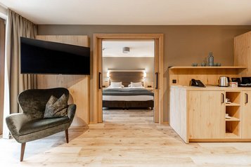 Familie beim Walderlebnis am Bachlauf in der Natur rund um das Familienhotel Das Bayrischzell