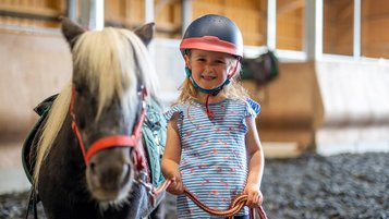 Geführte Winter-Ponywanderung im Familienhotel Elldus Resort im Erzgebirge
