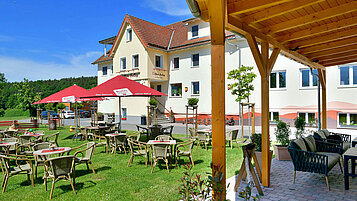 Außenansicht des Familienhotels Rhön Feeling im Sommer.