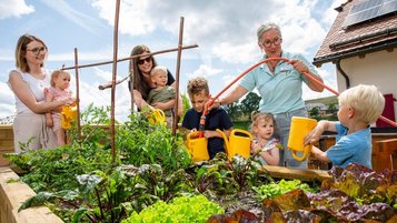 Die Familie ist begeistern vom Hochbbeet des Familienhotels Engel im Schwarzwald.