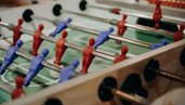 Ein Tischkicker steht bereit für gemeinsame Spielmomente im Teens-Club des Hotel Sonngastein im Salzburger Land.