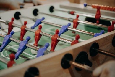 Ein Tischkicker steht bereit für gemeinsame Spielmomente im Teens-Club des Hotel Sonngastein im Salzburger Land.