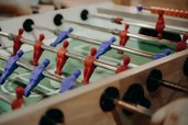 Ein Tischkicker steht bereit für gemeinsame Spielmomente im Teens-Club des Hotel Sonngastein im Salzburger Land.