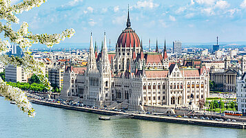 Die Kathedrale am Fluss einer Stadt in Ungarn.