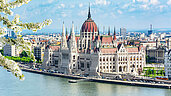 Die Kathedrale am Fluss einer Stadt in Ungarn.