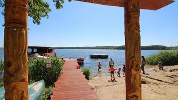 Wunderbarer Blick vom Strand am Familienhotel Borchards Rookhus auf den Großen Labussee in der Mecklenburgischen Seenplatte.