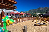 Schöner Spielplatz mit Stehkarusell, Schaukeln und vielem mehr im Familienhotel Galtenberg Family & Wellness Resort in Tirol.