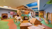 Indoor-Spielplatz "Happy-World" mit Spiel-Traktor im Familienhotel Huber.