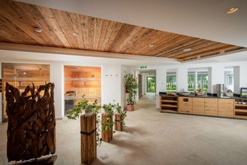 Moderner Wellnessbereich im Landgut Furtherwirt mit stilvoller Holzdecke, gemütlichen Saunen und einem einladenden Ruhebereich.