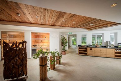 Moderner Wellnessbereich im Landgut Furtherwirt mit stilvoller Holzdecke, gemütlichen Saunen und einem einladenden Ruhebereich.