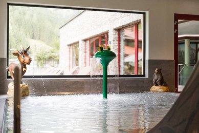 Kinderbecken mit lustigen Spritzfiguren in Tierform im Familienhotel Oberkarteis.