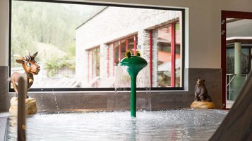 Kinderbecken mit lustigen Spritzfiguren in Tierform im Familienhotel Oberkarteis.
