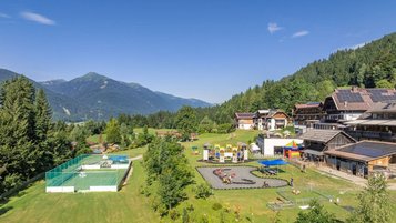 Abenteuerlicher Outdoor-Spielbereich mit Funcourt, Go-Kart-Bahn und Hüpfburg am Familienhotel Ramsi.