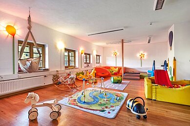 Der Babyclub im Familienhotel Engel im Schwarzwald mit vielen Spielmöglichkeiten.