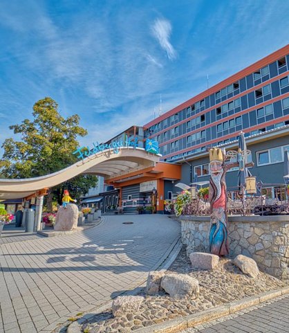 Hotelansicht des Familienhotels Feldberger Hof im Sommer
