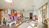 Heller Happy-Club im Alpenhotel Kindl mit Basteltisch, Rutsche und vielen kindgerechten Spielsachen.
