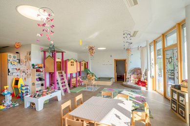 Heller Happy-Club im Alpenhotel Kindl mit Basteltisch, Rutsche und vielen kindgerechten Spielsachen.
